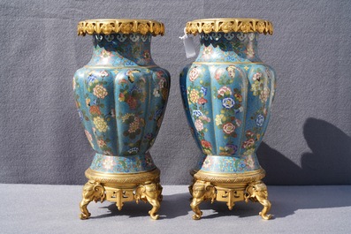 Une paire de vases en &eacute;maux cloisonn&eacute;s aux montures en bronze dor&eacute;, Chine, 19&egrave;me